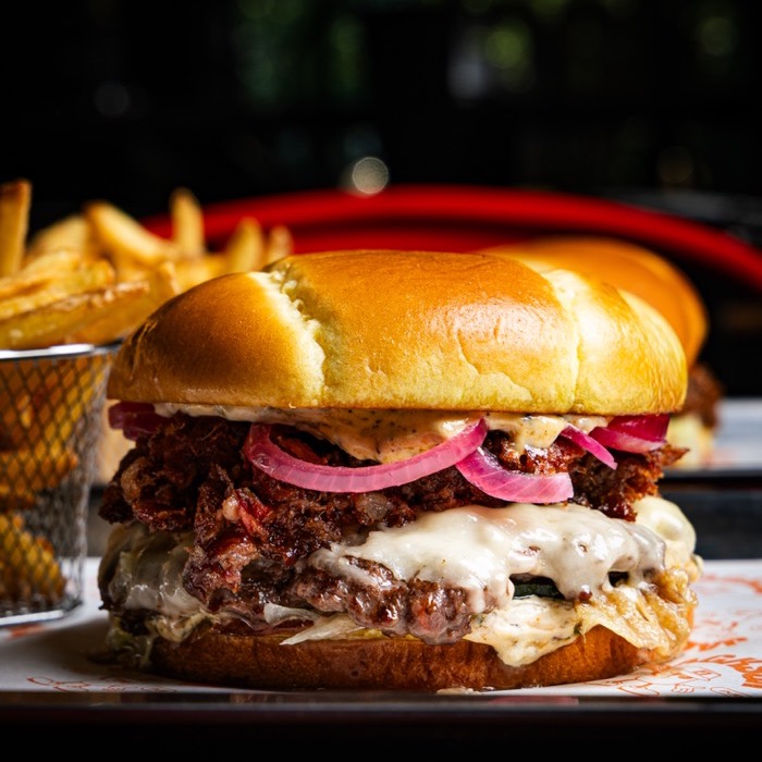Burger sa ukiseljenim lukom i pomfritom