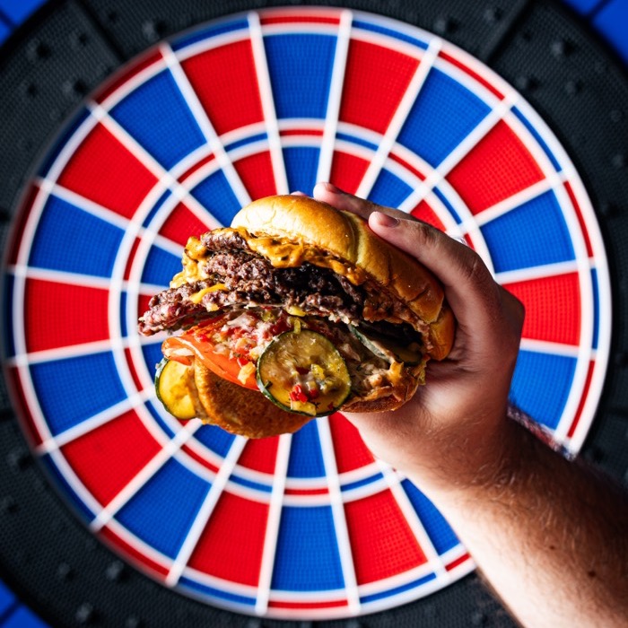 Burger ispred table za pikado