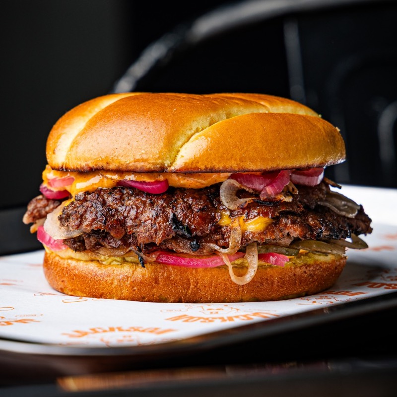 Smash burger sa čedarom, ukiseljenim lukom i karamelizovanim lukom