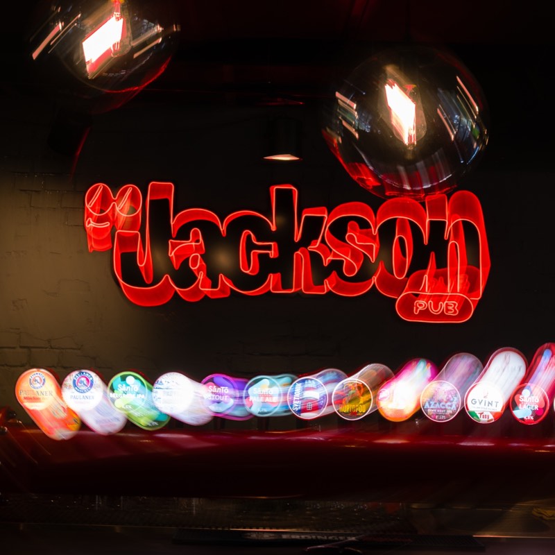 Neonski Jackson znak iznad šanka